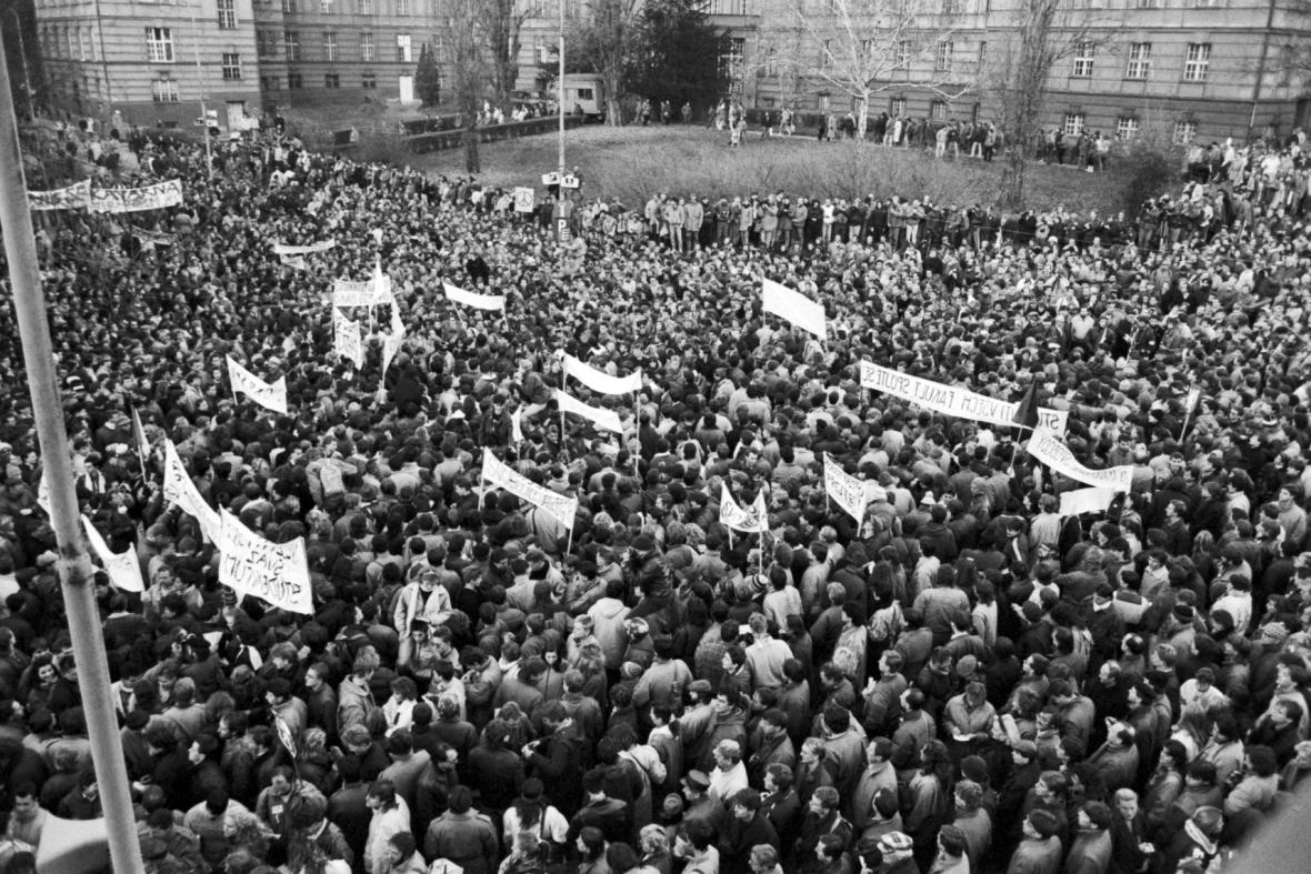 Den boje za svobodu a demokracii 17. listopadu Vyznam Historie a Odkaz pro Ceskou republiku 3